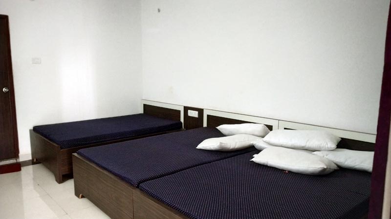 shri ganga vatika hotel eight bed dormitory room image
